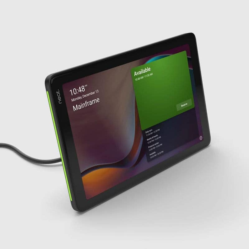 Microsoft Surface Hub 2S avec écran numérique et notes.