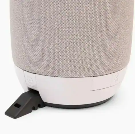 مكبر صوت لاسلكي مزود بأزرار تحكم وغطاء قماشي.